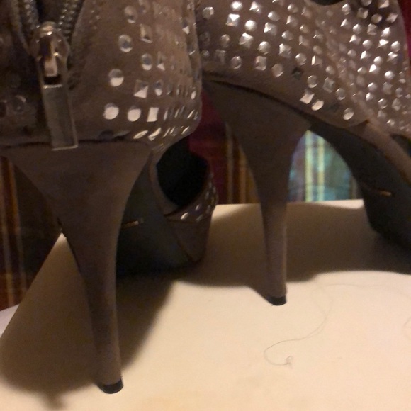 Taupe and silver stacked open toe pump w zipper - Picture 5 of 7